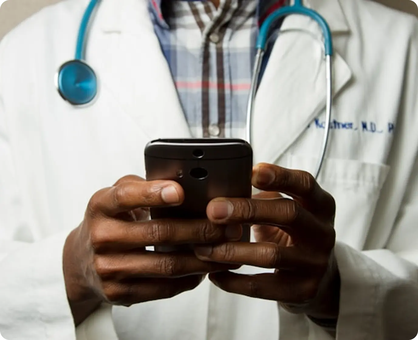 QR FARMA app interface for managing medical samples with QR codes.